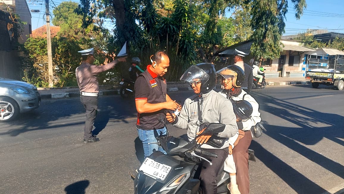 Jaga Warga dari Abu Vulkanik, Polres Kuningan Bagikan Masker Gratis