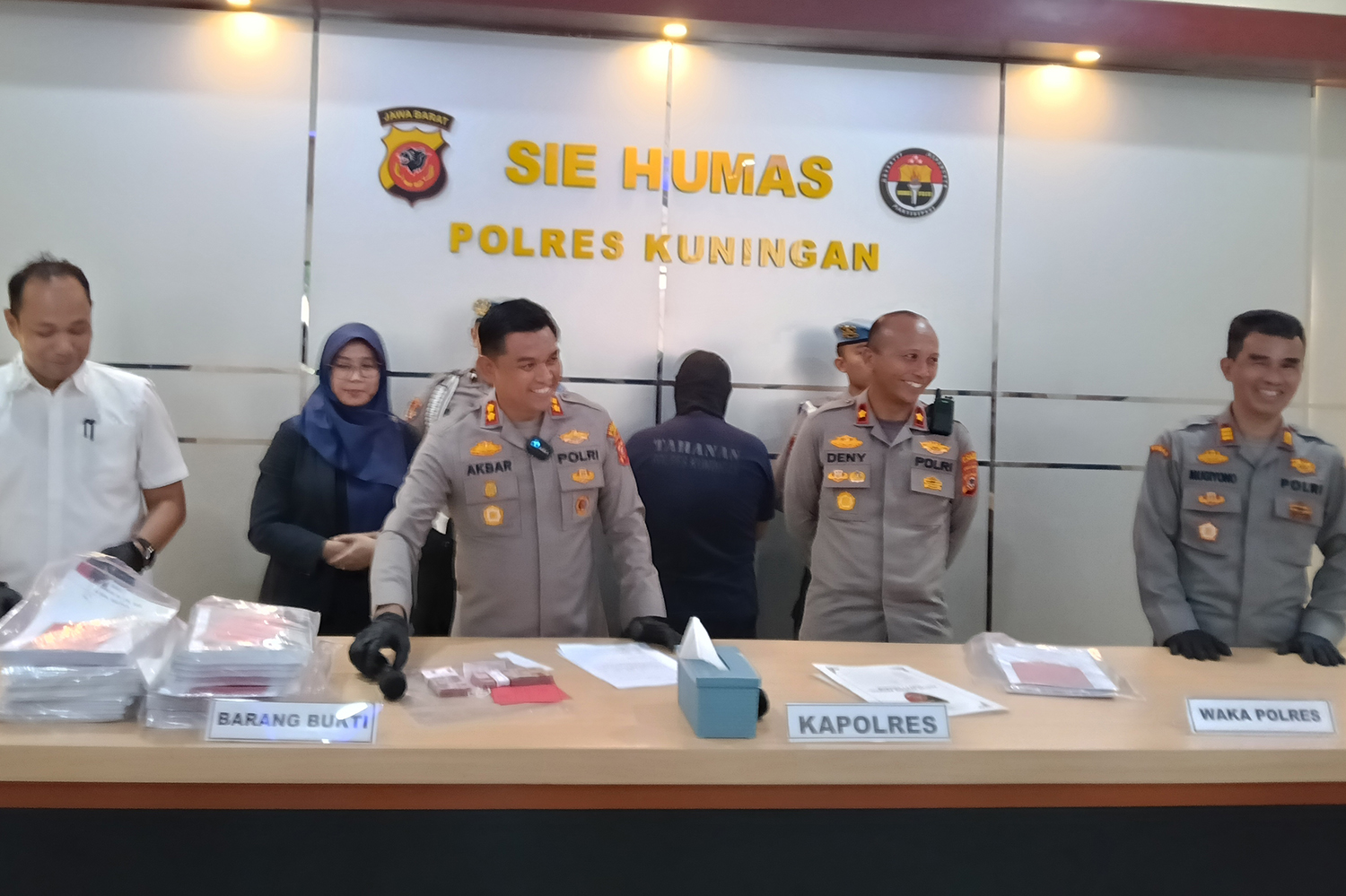 Bersekongkol Korupsi dengan Mantan Kades Mancagar, Kaur Keuangan Dicari Polisi