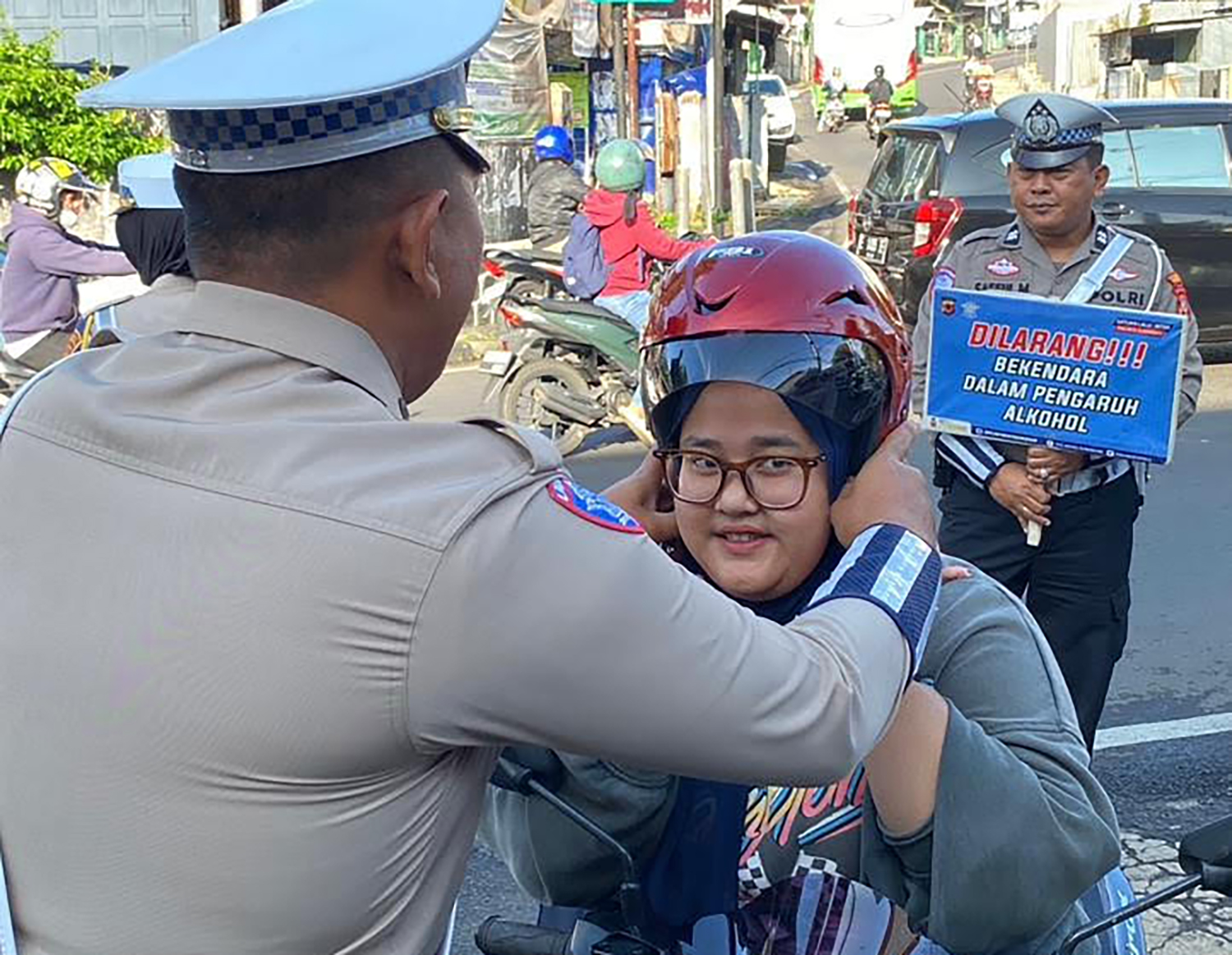 Syarat Mendapatkan Helm Gratis dari Polisi, Simak!