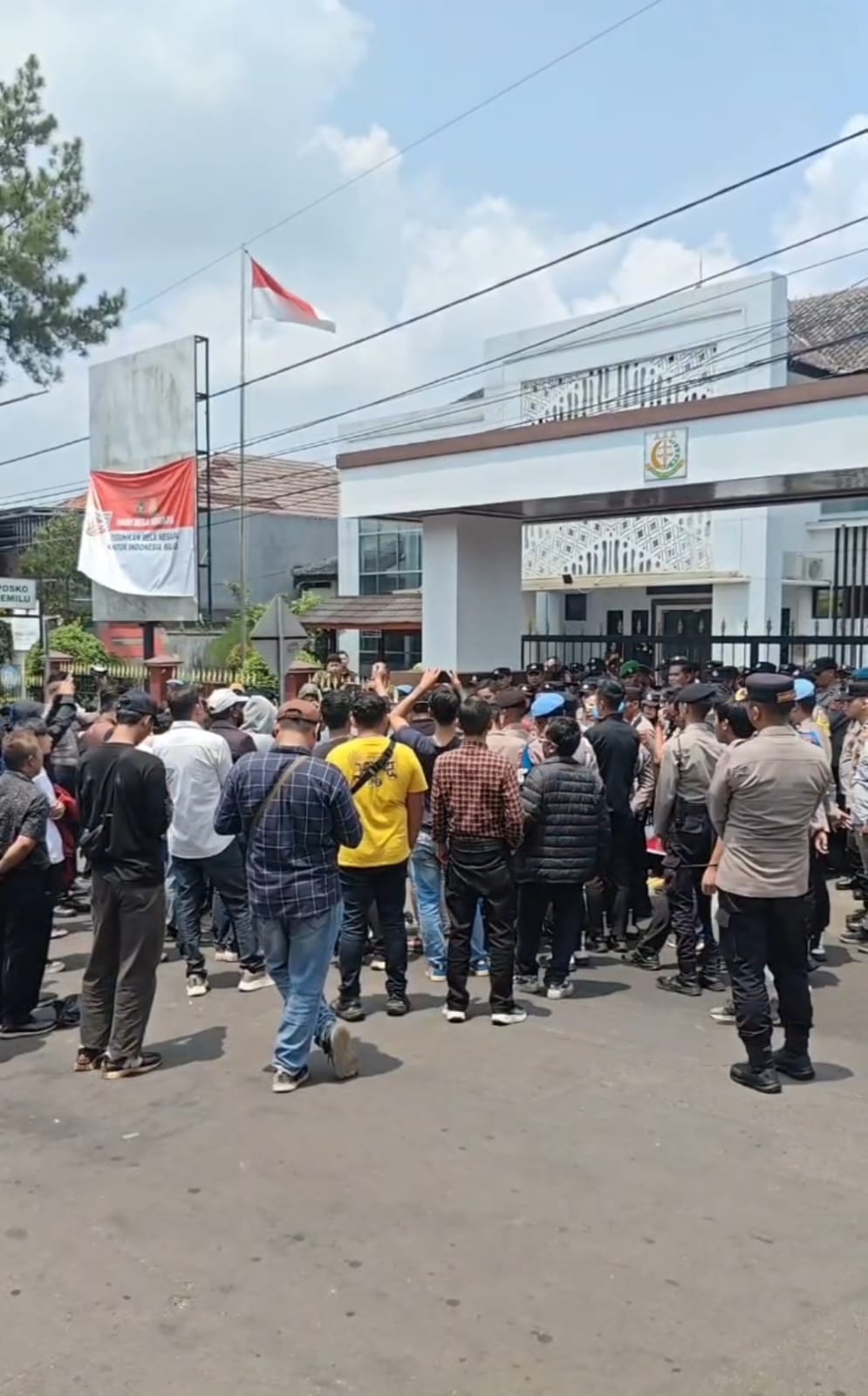 Ratusan Massa Desak Kejari Kuningan Buka SP3 Kasus Kuningan Caang