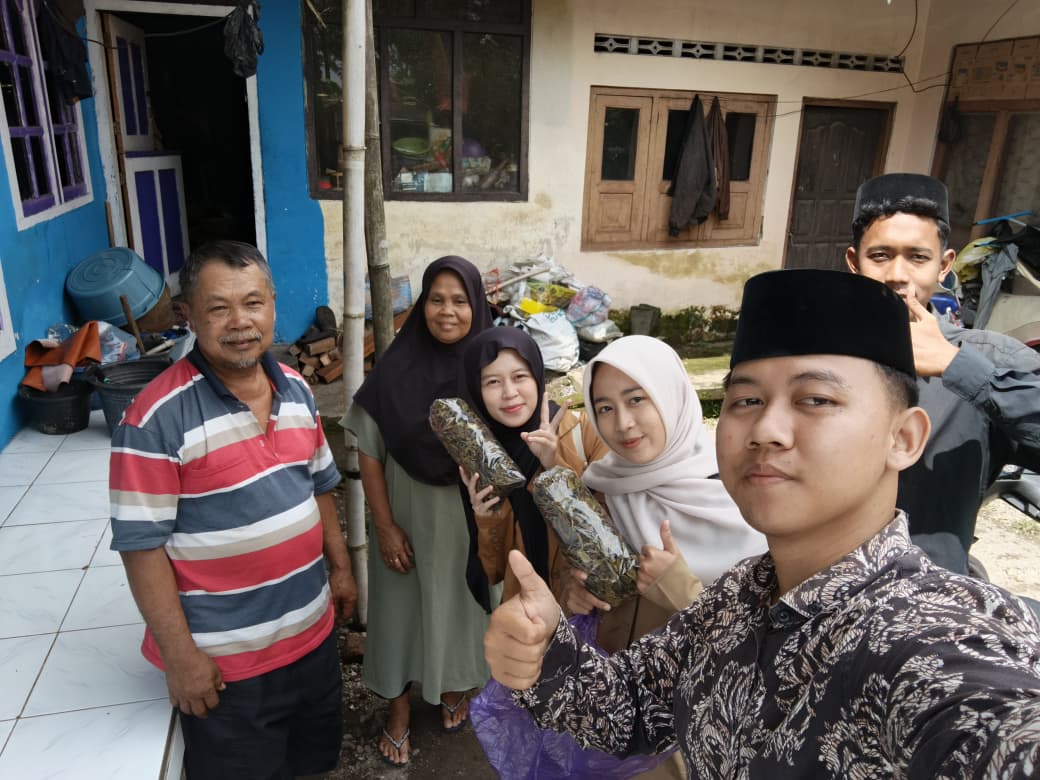 Lewat Branding Digital, Mahasiswa Poltek SCI Dorong UMKM Teh Gambung Desa Payung Naik Kelas