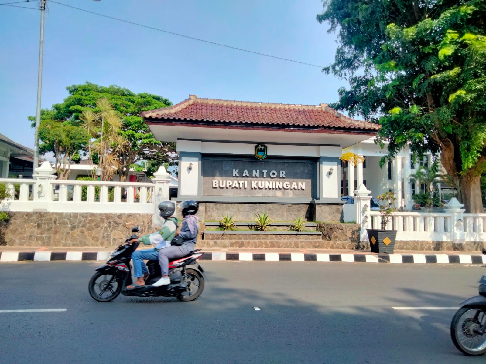 Sekda Dian Berpeluang Ditunjuk Pj Bupati Kuningan, Pesaingnya, Iwan Kurniawan Dilantik Jadi Pj Bupati Lebak