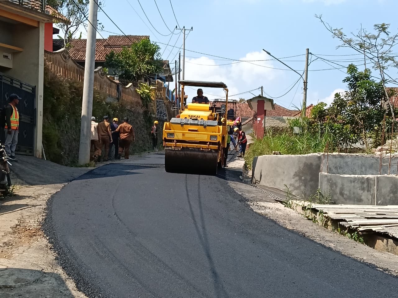 Jalan Simpang Darma-Bayuning Mulai Dihotmix, Proyek Rp7,4 Miliar Resmi Dikerjakan