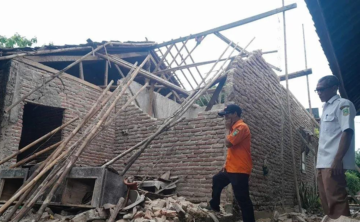 Tembok Penahan Tanah Bergeser, Rumah Warga Sukamaju Ambruk