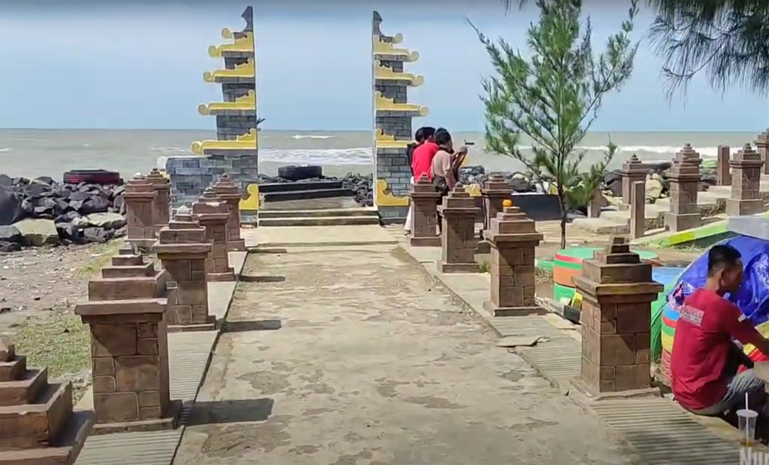 Menikmati Suasana Pulau Bali di Pantai Balongan Indah Indramayu