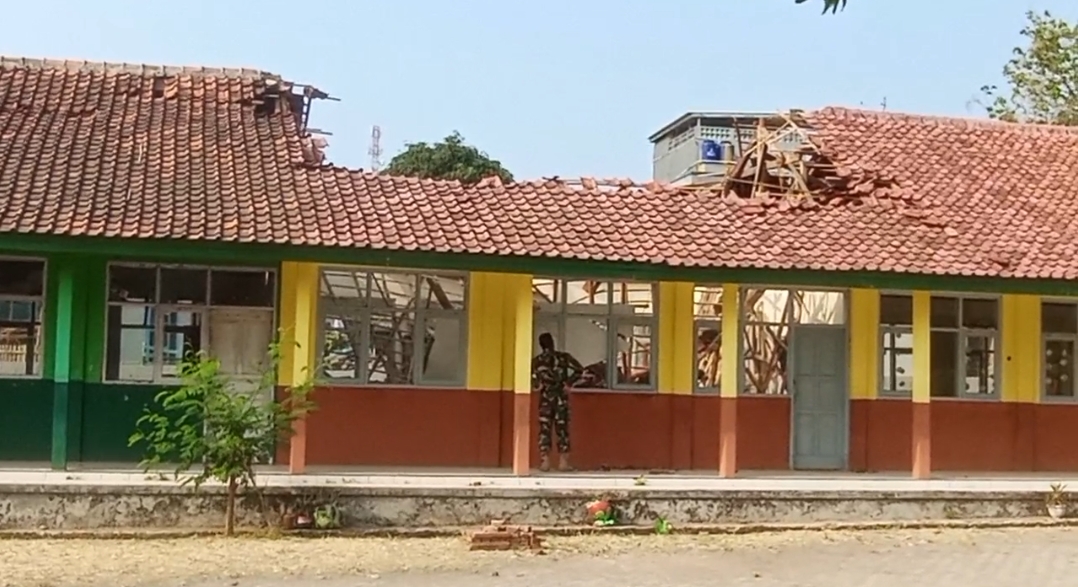Atap SDN 3 Cihirup Ambruk, Wabup Tuti Dorong Revitalisasi