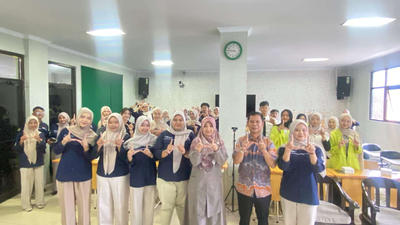 Seminar Profesi 2025, Mahasiswa AKK UBHI Kupas Regulasi Kosmetik dan Tren Glow Up