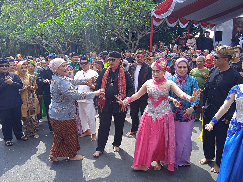 Kehebohan Warga Kuningan Saat Berebut Nasi Pincuk di Tradisi Babarit