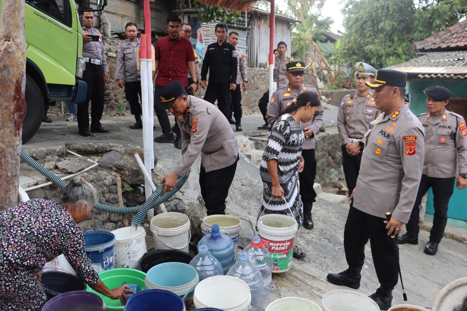 Saat Air Sulit Didapat, Polres Kuningan Datang Bawa Bantuan