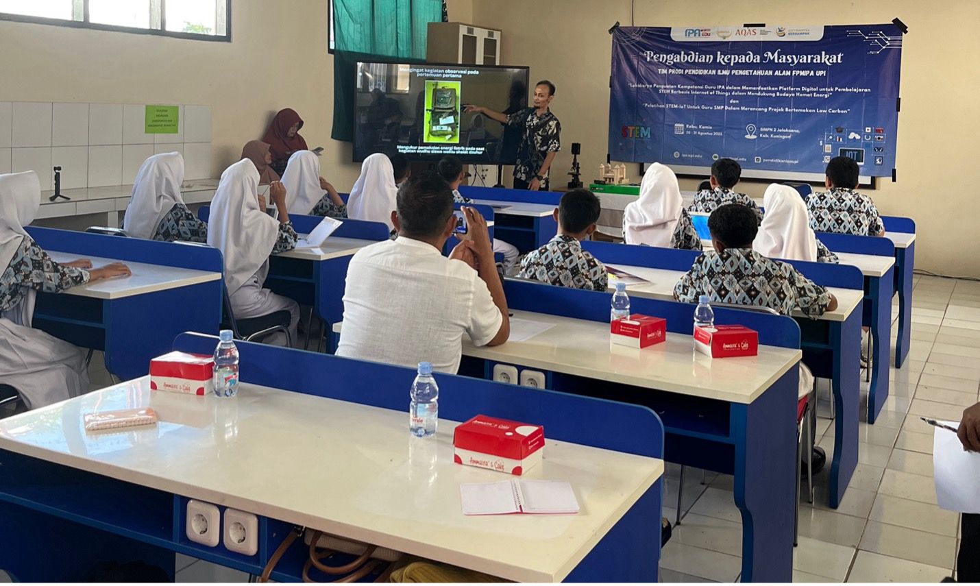 STEM-IoT di Kuningan: Guru IPA Dilatih Inovasi Low Carbon lewat Open Lesson