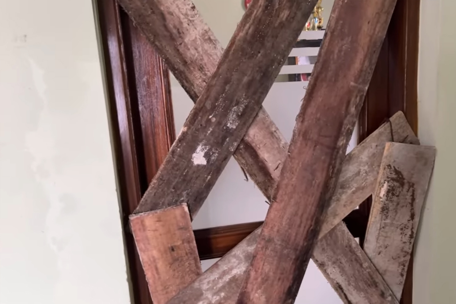 Penampakan Pintu Ruang Kepala Desa Padamenak yang Disegel Warga