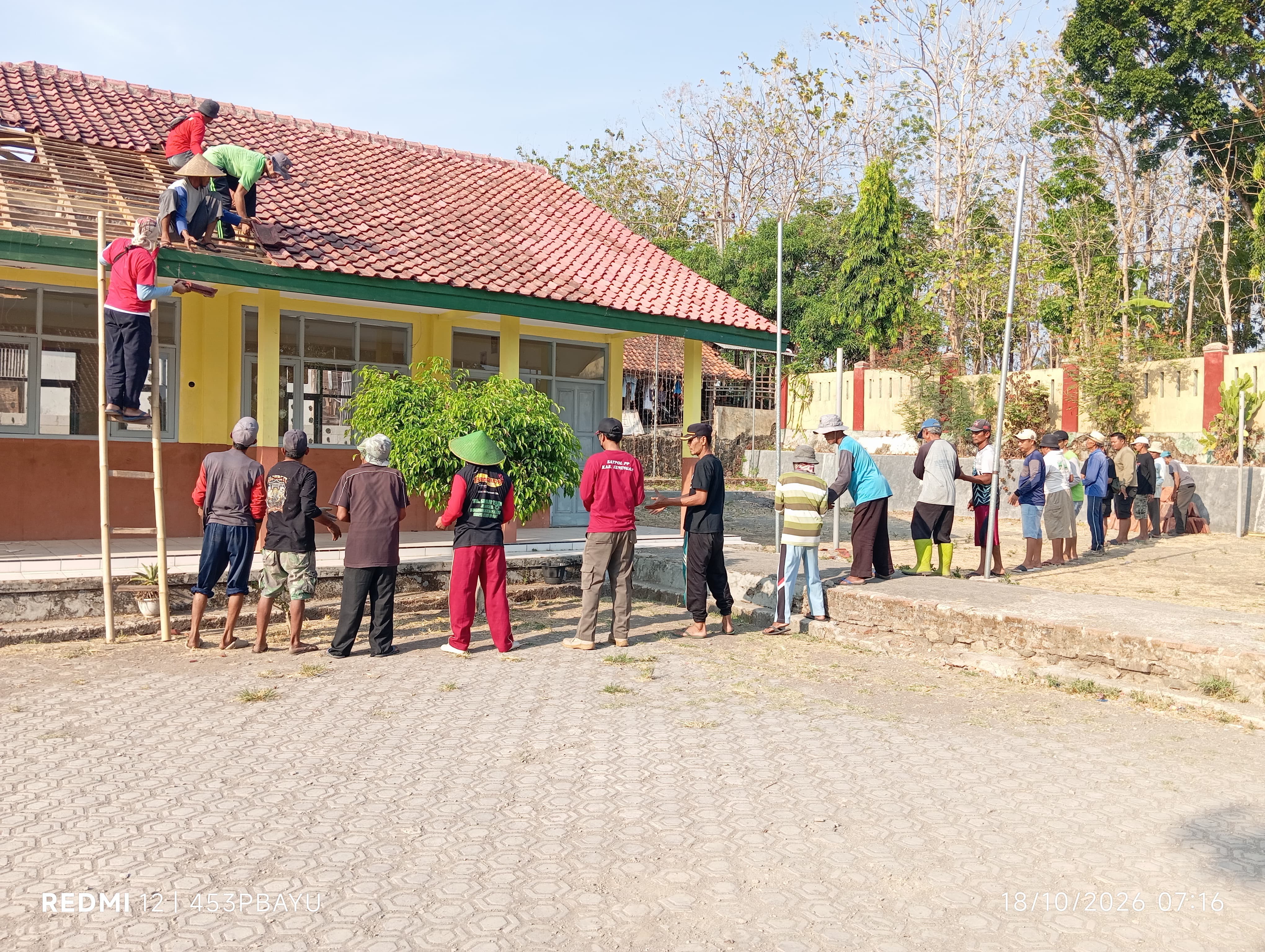 SDN 3 Cihirup Ambruk Usai Direhab 2025, Wali Murid Kompak Bersihkan Puing