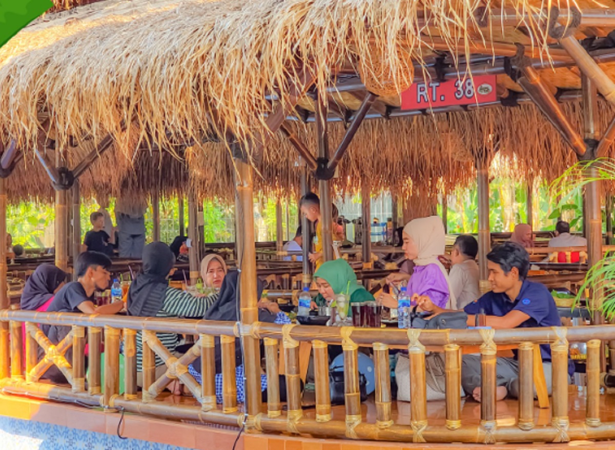 Ngeunah Pisan! 5 Tempat Makan Lesehan di Cirebon Cocok untuk Kumpul Keluarga, Salah Satunya Berasa di Bali