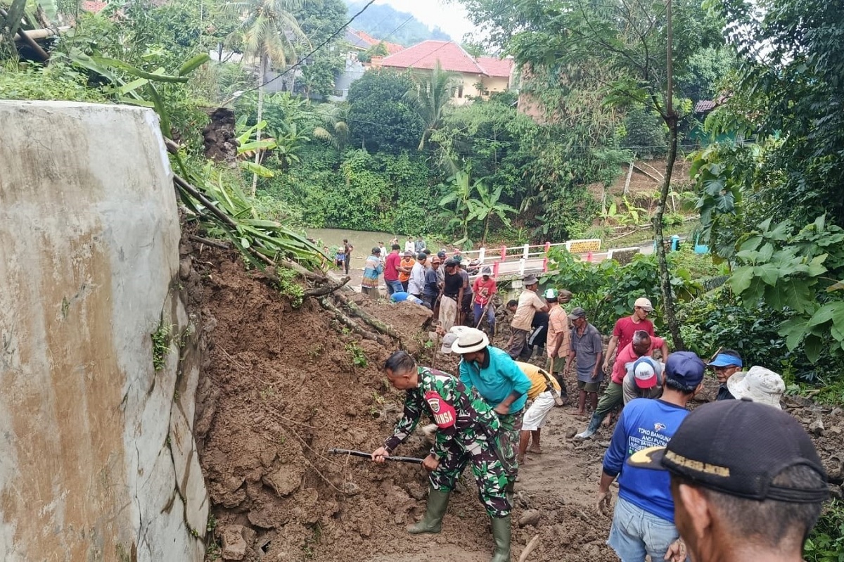 Tidak Hanya Pohon Tumbang, Hujan Lebat Sebabkan Tanah Longsor di Desa Cisukadana dan Karangsari