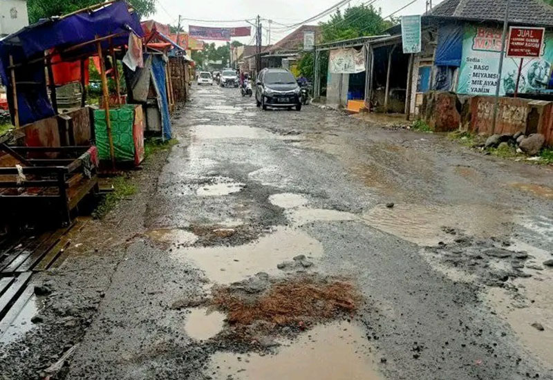 Rusak Parah, Jalan di Desa Danawinangun Bahayakan Pengendara