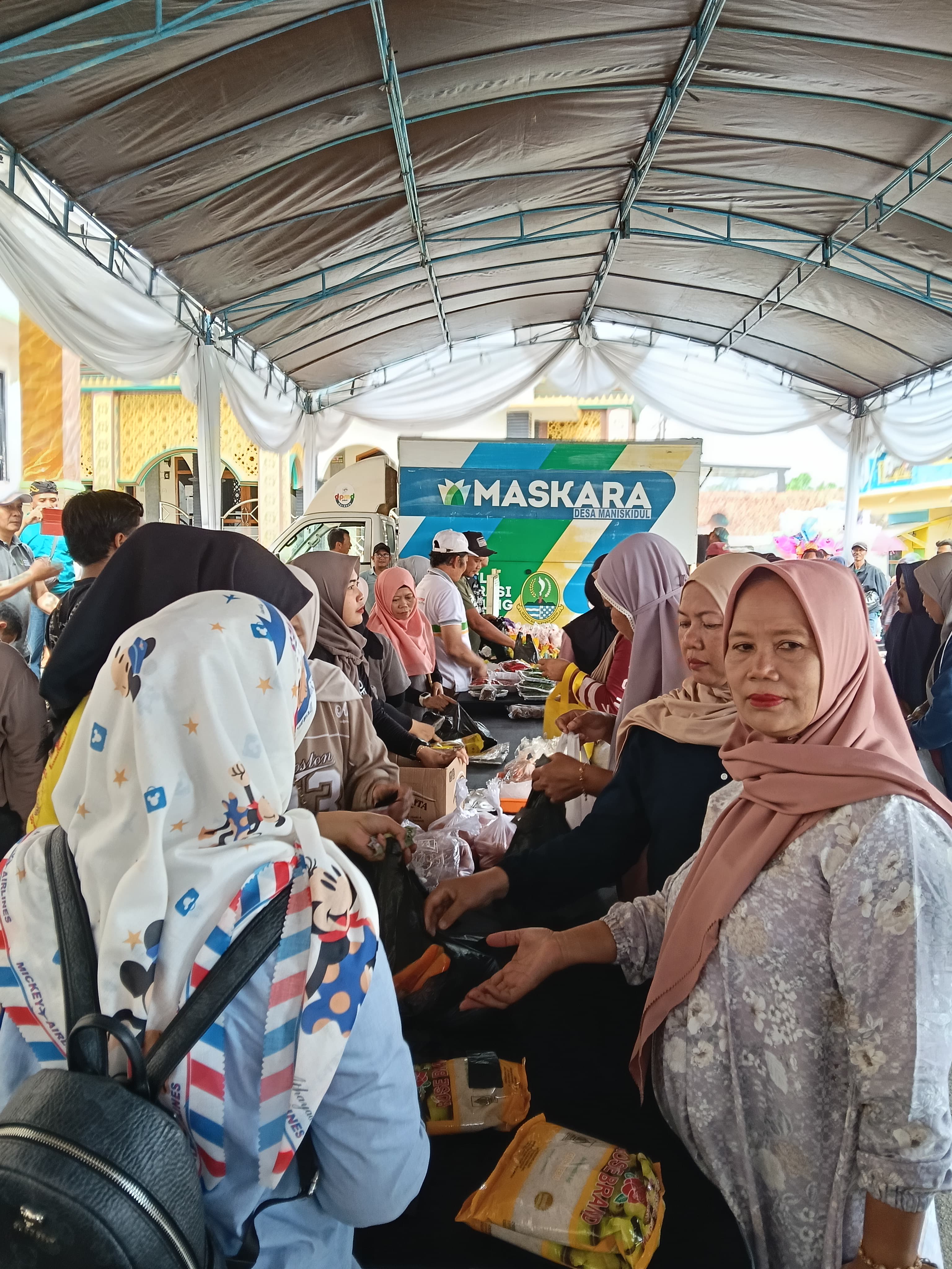 Warga Singkup Borong Beras, Minyak dan Daging GPM, Kades Singkup: Hatur Nuhun Pak Bupati