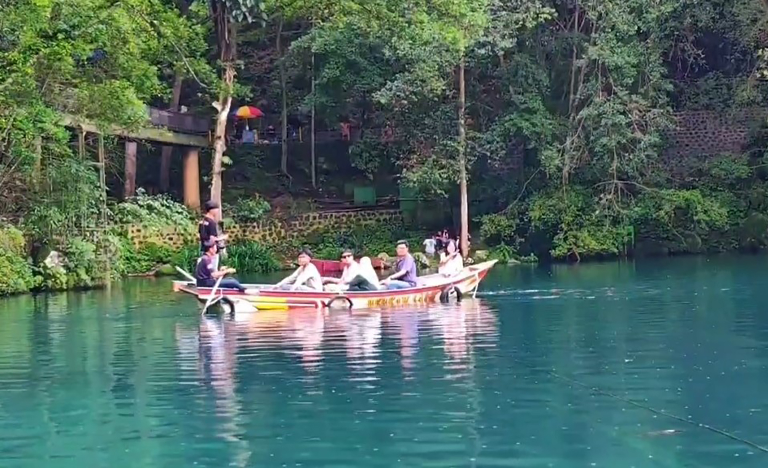 Keajaiban Talaga Biru Cicerem, Air Tetap Biru Saat Musim Hujan