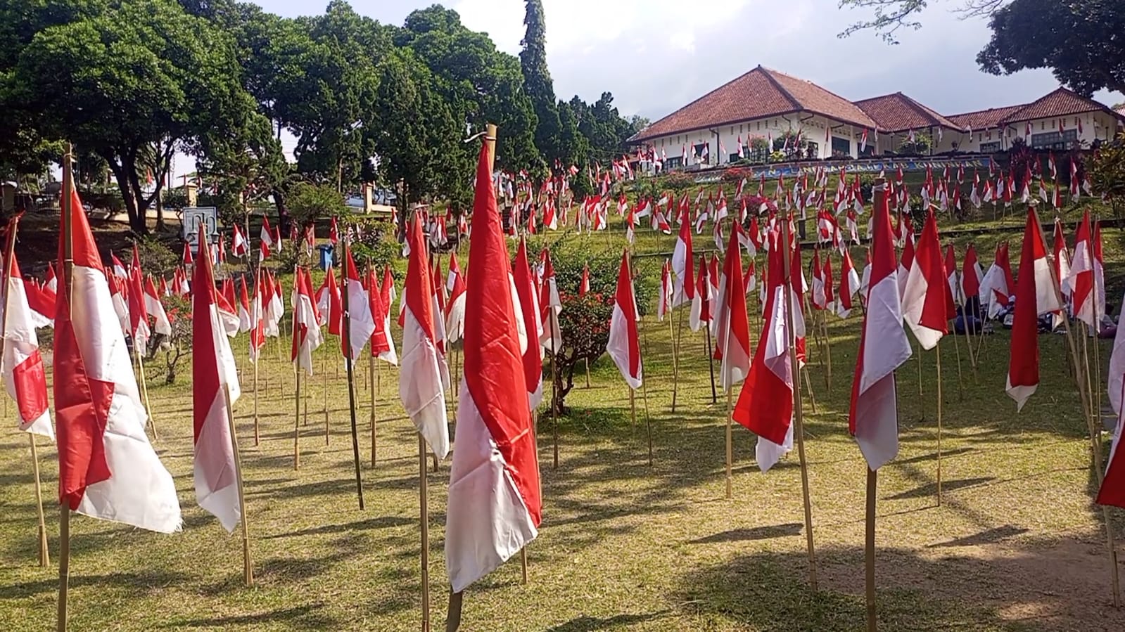 10.001 Bendera Merah Putih Penuhi Gedung Perundingan Linggarjati, Pelaksana Berharap Kepedulian Pemerintah