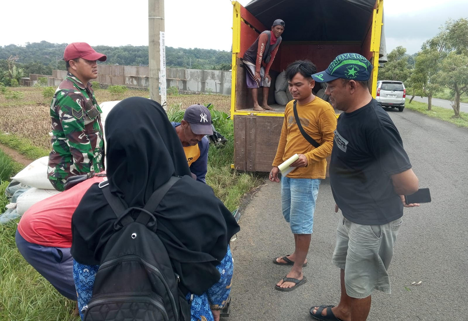 Pastikan Petani Raih Hasil Panen yang Layak, Babinsa Panawuan Turun Dampingi Bulog