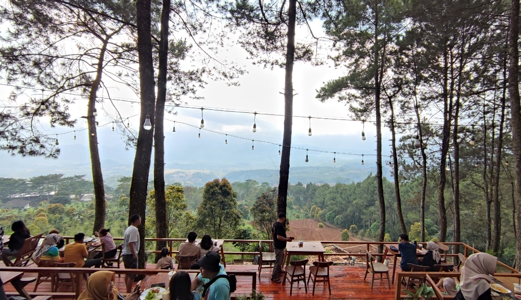 Inilah Kafe di Palutungan Kuningan yang Cozy dan Aesthetic Bernuansa Alam