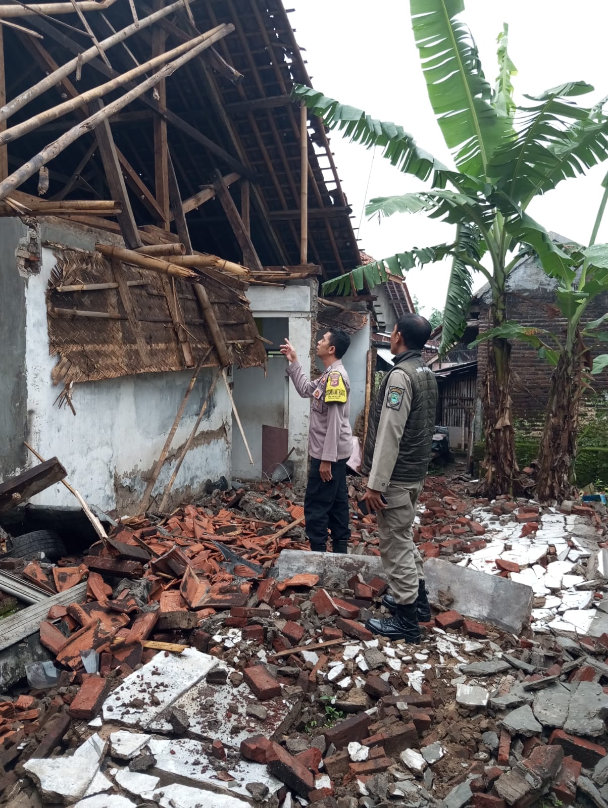 Angin Kencang Landa Sindang Barang, Rumah Milik Azis Rusak Berat