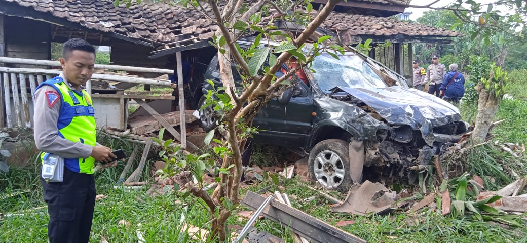 Rem Blong, Mobil Pejabat Dinas PUTR Kuningan Seruduk Saung Tani HKTI, Dua Penumpang Terluka