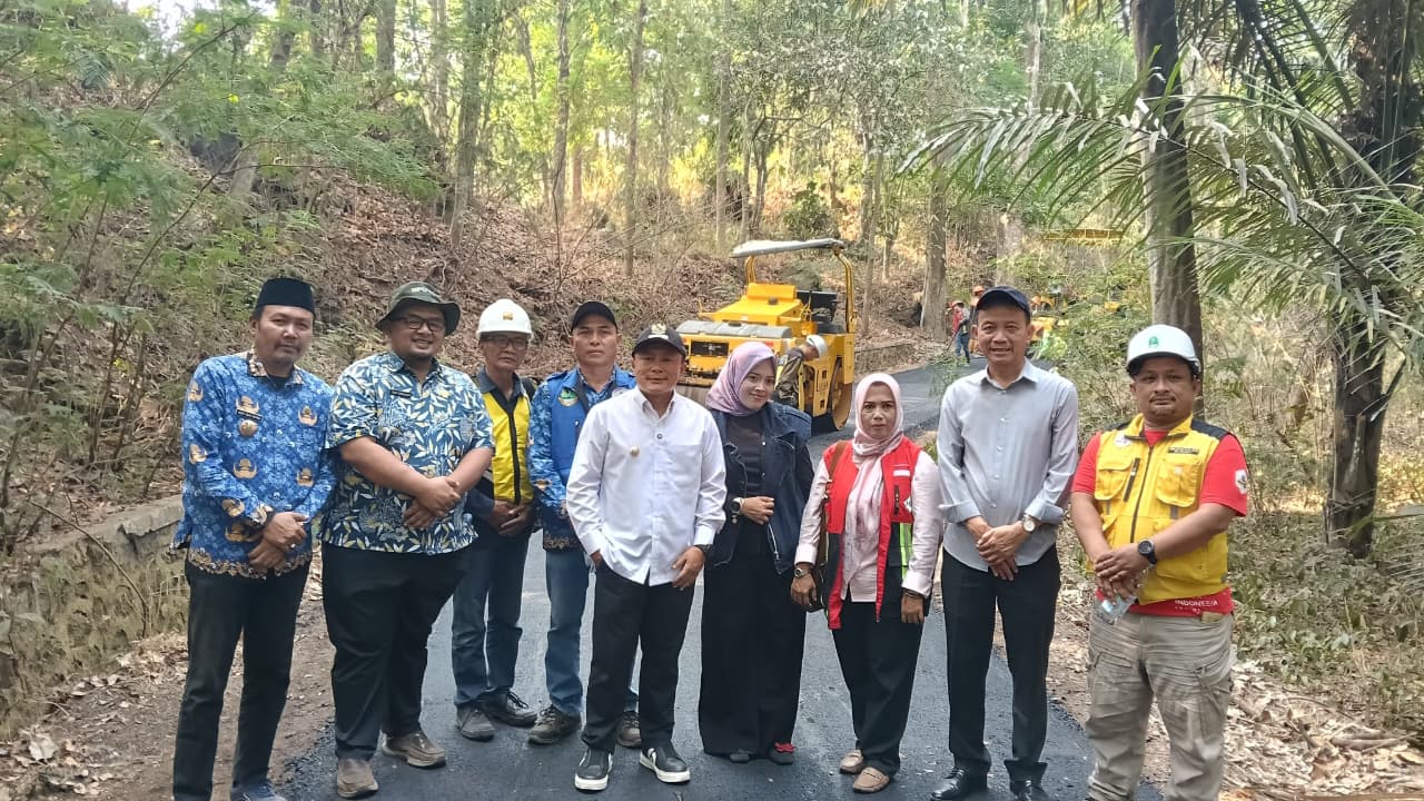 Bupati Dian Cek Langsung Kualitas Perbaikan Jalan Kaduela–Talaga Remis