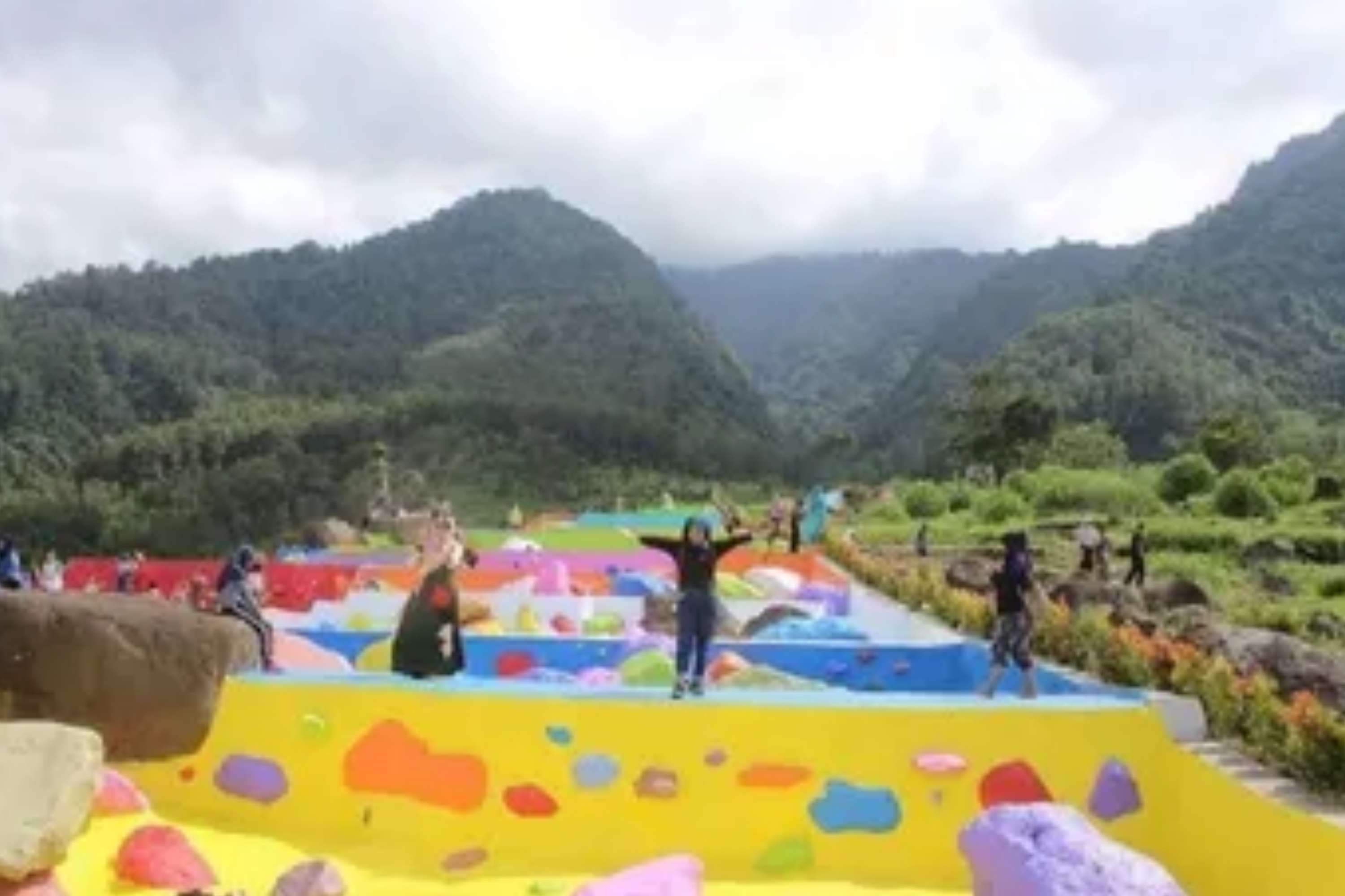 Destinasi Wisata Bumi Pelangi Jalaksana di Kuningan dengan View Pemandangan yang Indah