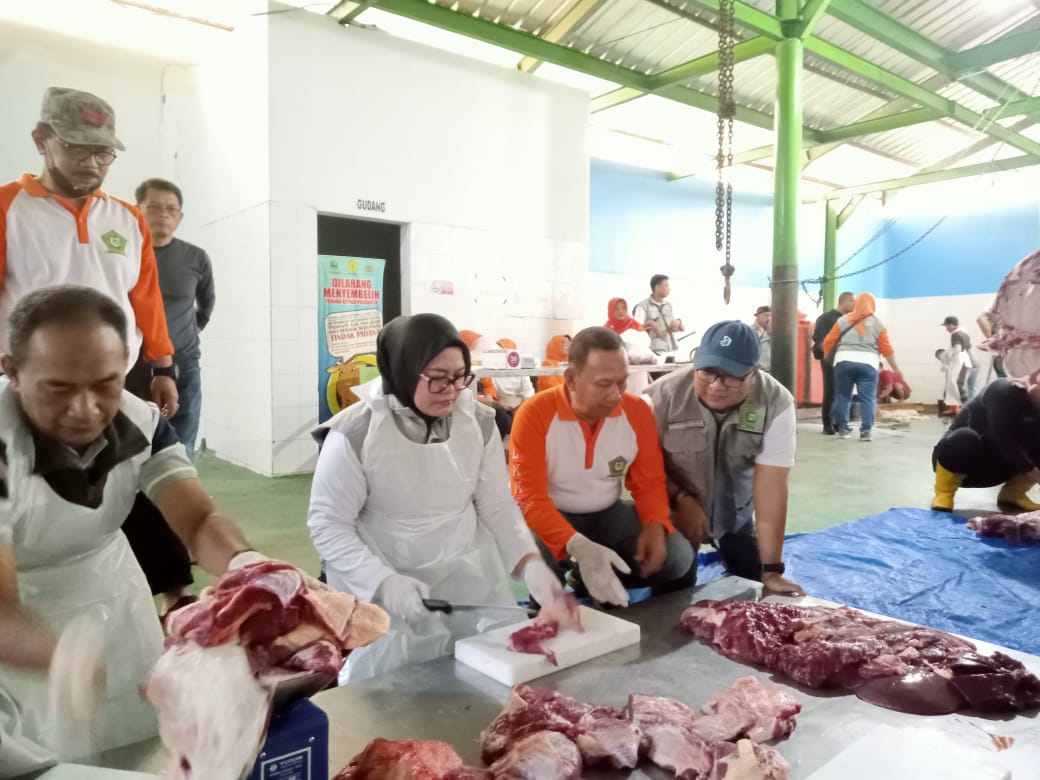 Potong Dua Ekor Sapi, Ketua LKKS Kuningan Hj Ika Acep Purnama Bagikan Ratusan Kilogram Daging Kurban 