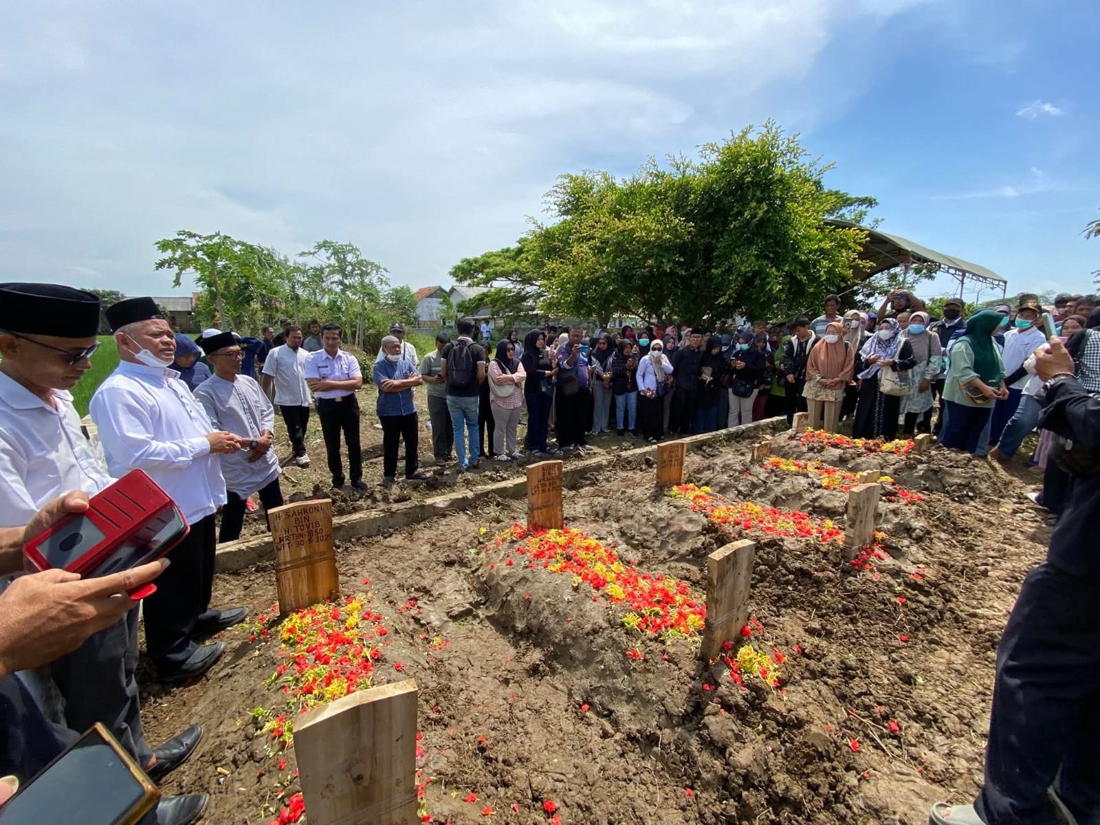 Korban Dugaan Pembunuhan Sekeluarga di Indramayu Dimakamkan Berjajar