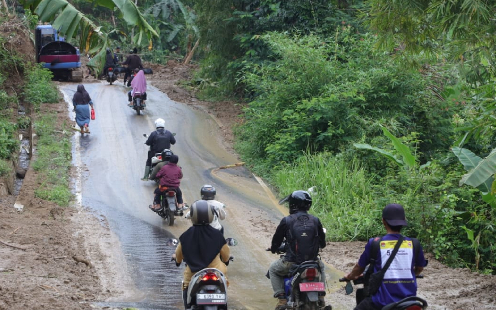 Cerita Satu Keluarga Batal Mudik Gara-gara Jalan Cipasung - Subang Longsor, Tertahan di Cirebon