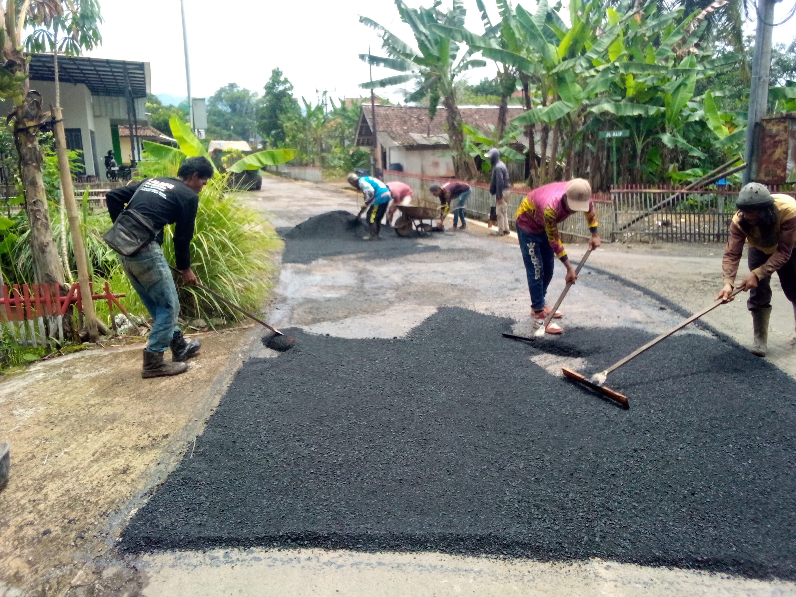 Rp6 Miliar APBD Turun ke Jalan, Jalur Mudik Kuningan Mulai Diperbaiki