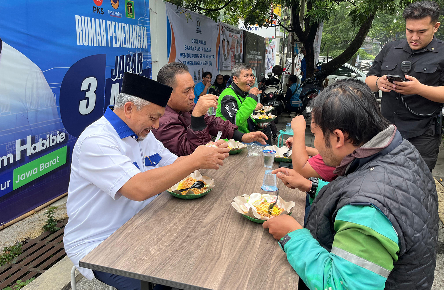 Bersama Perempuan Jabar ASIH, Ahmad Syaikhu Ajak Warga Kota Bandung Sarapan Bareng