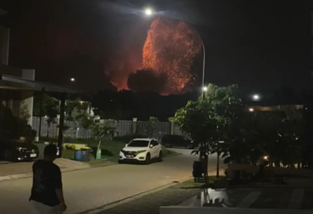BREAKING NEWS: Gudang Amunisi Yon Armed Bantar Gebang Terbakar, Warga Dengar Belasan Kali Ledakan