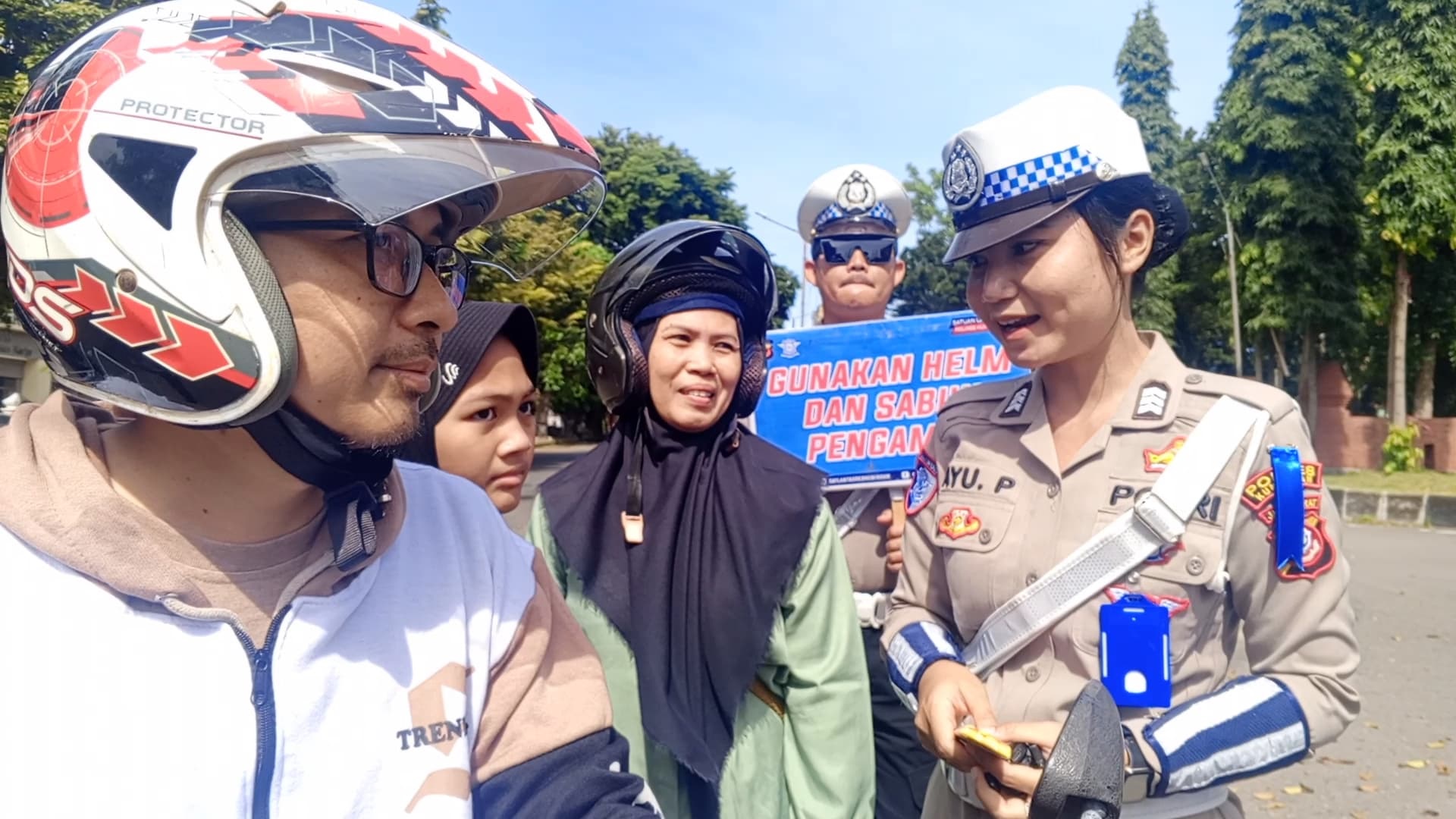 Polres Kuningan Bagikan Helm dan Cokelat untuk Pengendara