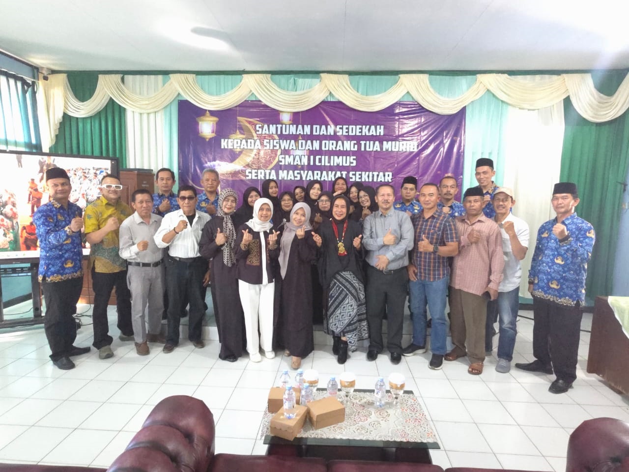 Alumni SMAN 1 Cilimus Angkatan 1987 Bantu Siswa Kurang Mampu dengan Seragam Gratis