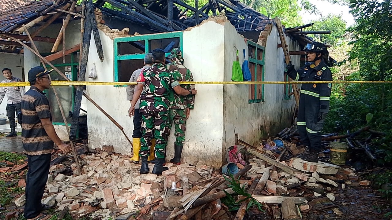 Rumah Terbakar di Desa Dukuh Maja, Seorang Lansia Tewas