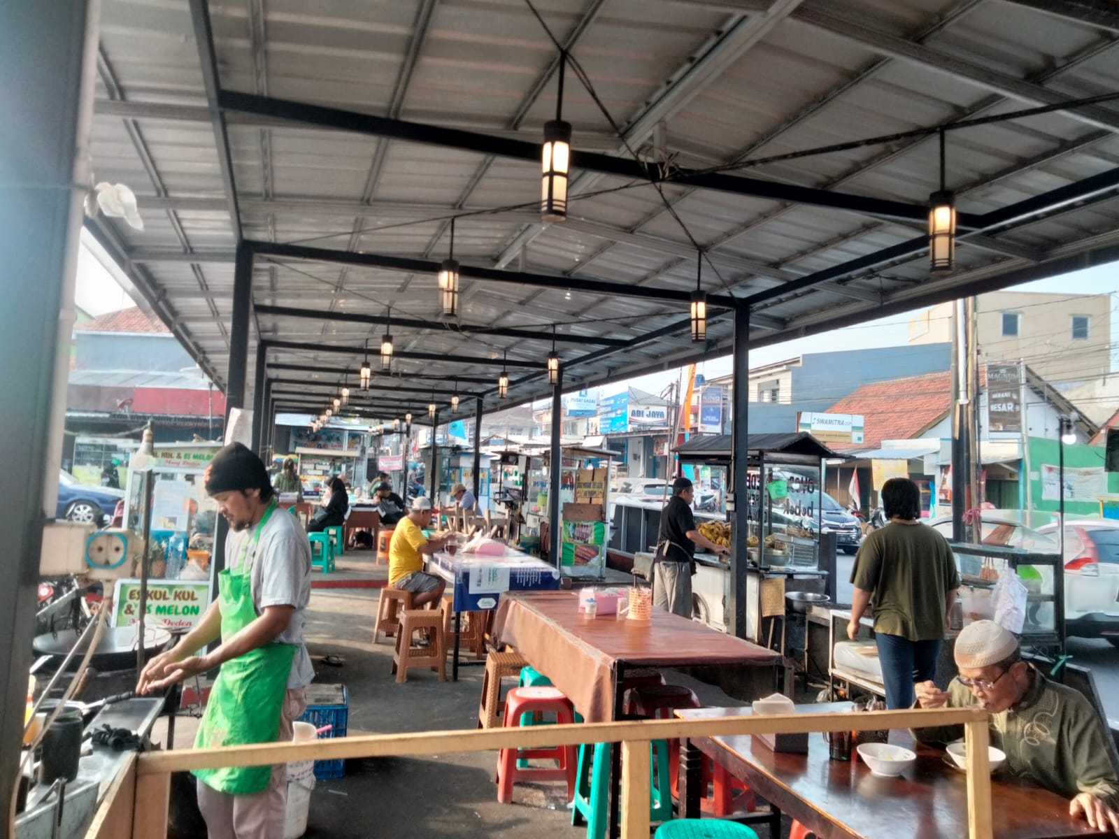 Tempat Kuliner Khas Rakyat di Hall Parkir Pasar Kalapagunung, Kuningan, Murah Meriah dan Bersih