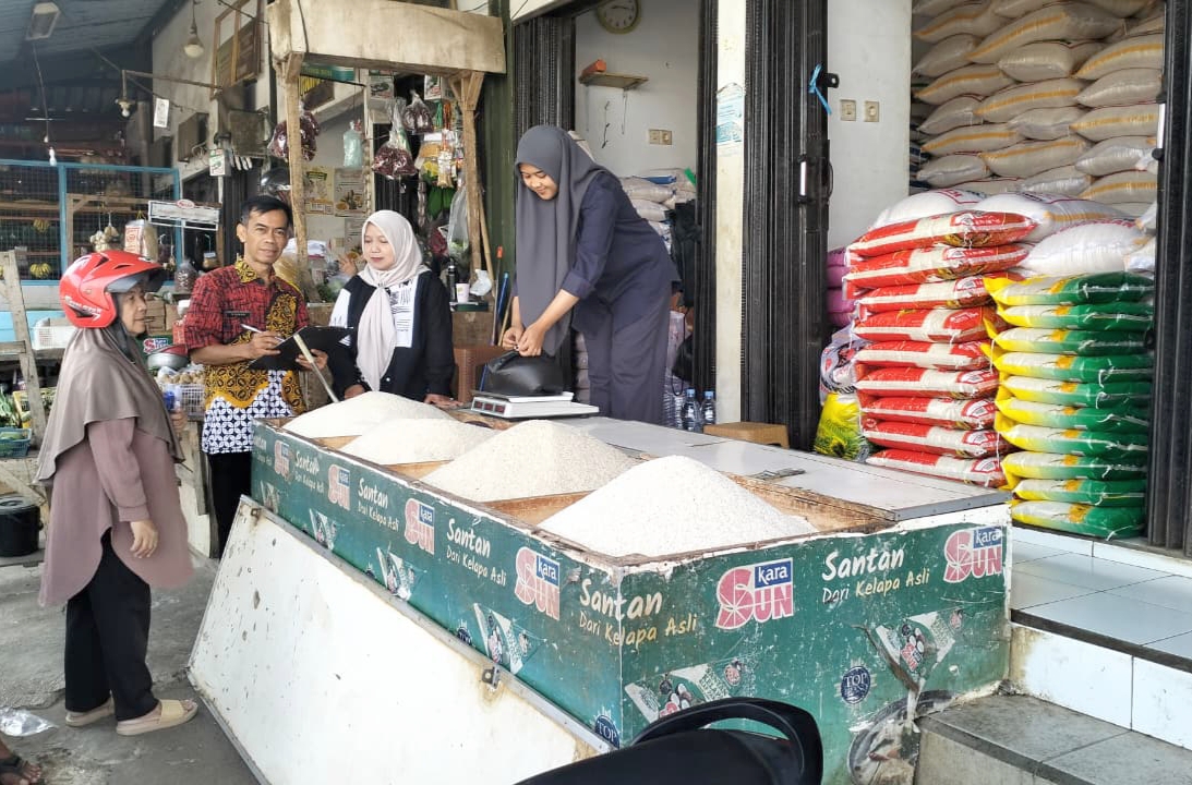 Harga Beras Kuningan Turun, Cabai dan Daging Ayam Naik
