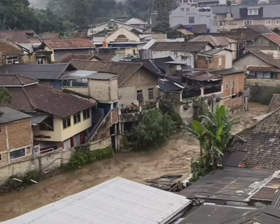 Banjir Bandang di Bandung, 150 Orang Dievakuasi di Kawasan Braga karena Sungai Cikapundung Meluap