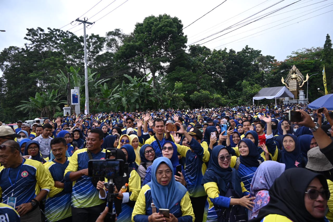 Berhadiah Umrah: Sepuluh Ribu Guru Kuningan Meriahkan Jalan Sehat HUT PGRI 