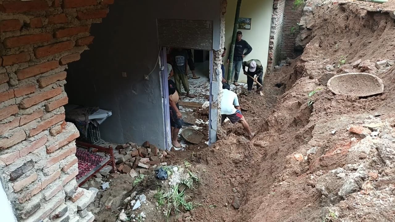 Tembok Penahan Tebing Ambrol, Warga Sampora Nyaris Terkubur