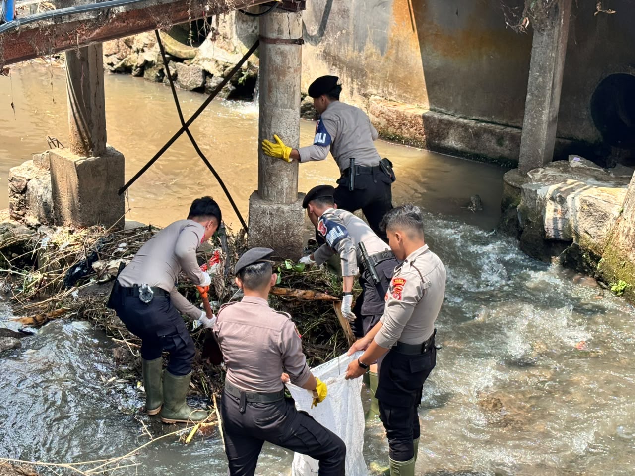 Polres Kuningan Bersihkan Pasar Baru dan Sungai Citamba