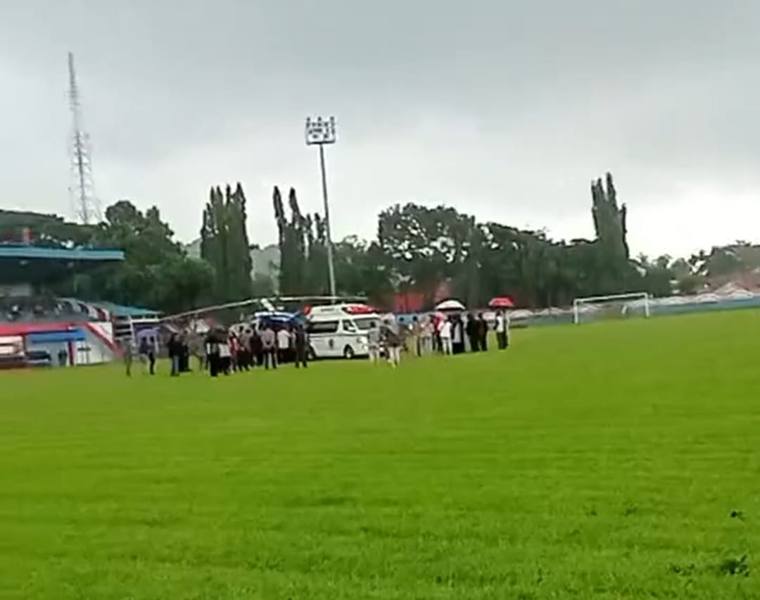 Hujan Mengiringi Penerbangan Acep Purnama di Stadion Mashud Wisnusaputra