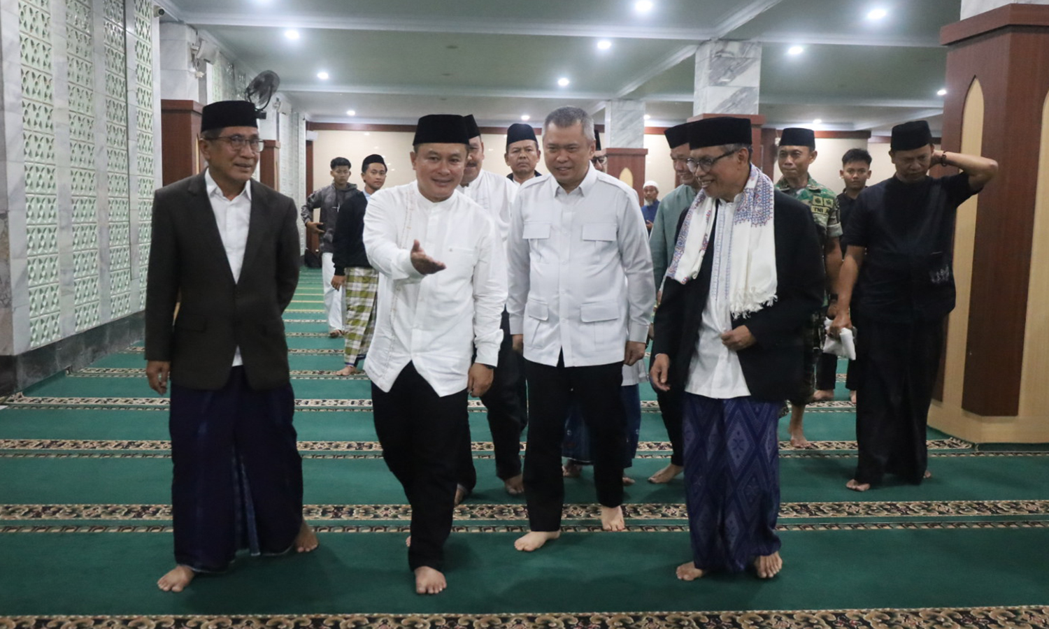 Menhub Dudy Pulang Kampung ke Kuningan, Ikuti Sholat Terawih Perdana bersama Bupati Dian