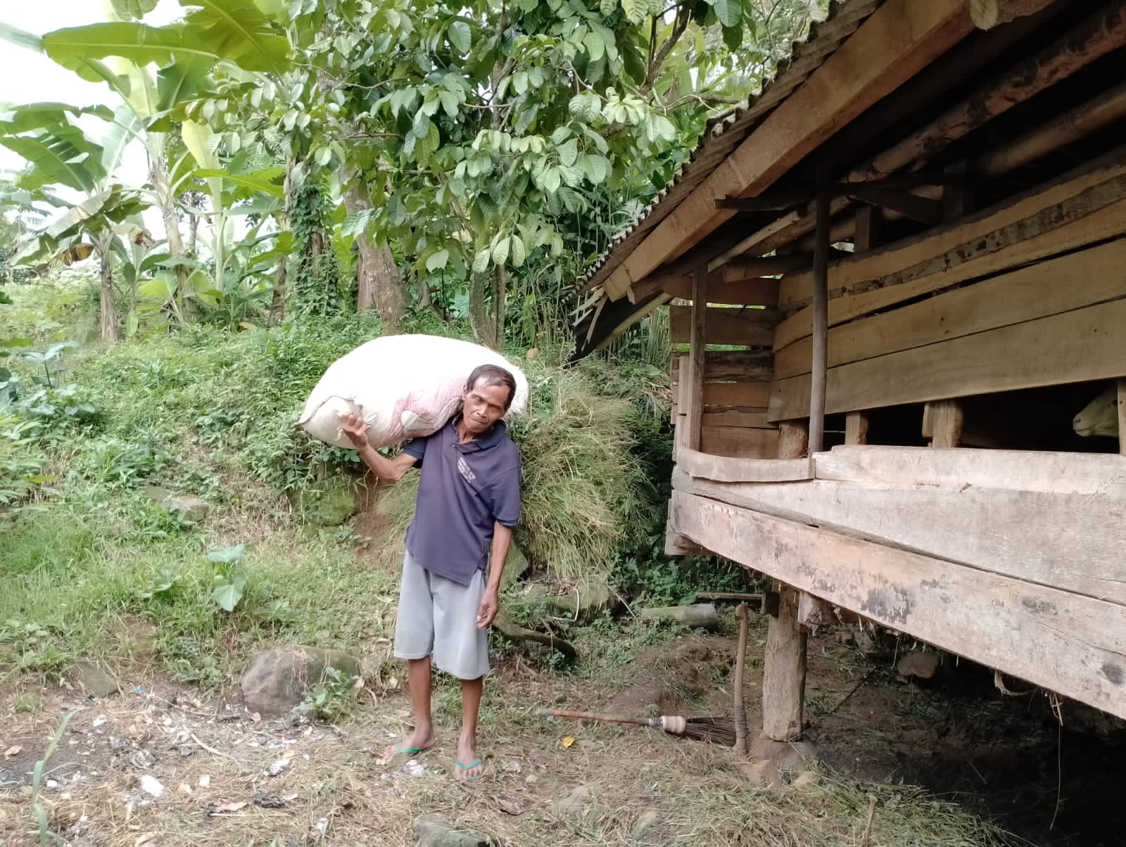 Bertemu KDM di Jalan Desa Kaduela, Sakim Dapat Rezeki Tak Terduga Rp5 Juta