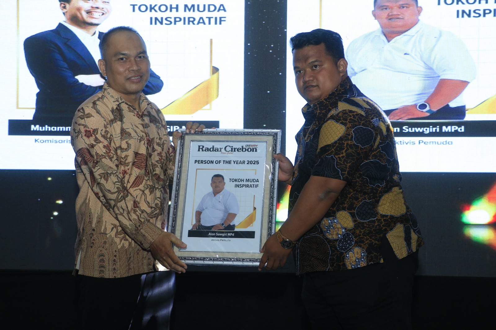 Alan Suwgiri Dianugerahi Person of The Year 2025 Radar Cirebon, Kategori Tokoh Muda Inspiratif 