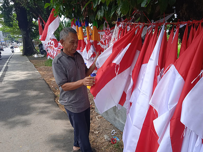 Rela Tingalkan Kerja di Garut, Pilih Jualan Bendera Merah Putih di Kuningan