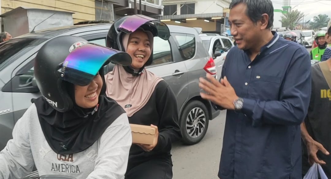 ASYIK, Rokhmat Ardiyan Diajak Paguyuban Dewiku Berbagi Takjil sampai Makan Pecel di Pinggir Jalan 