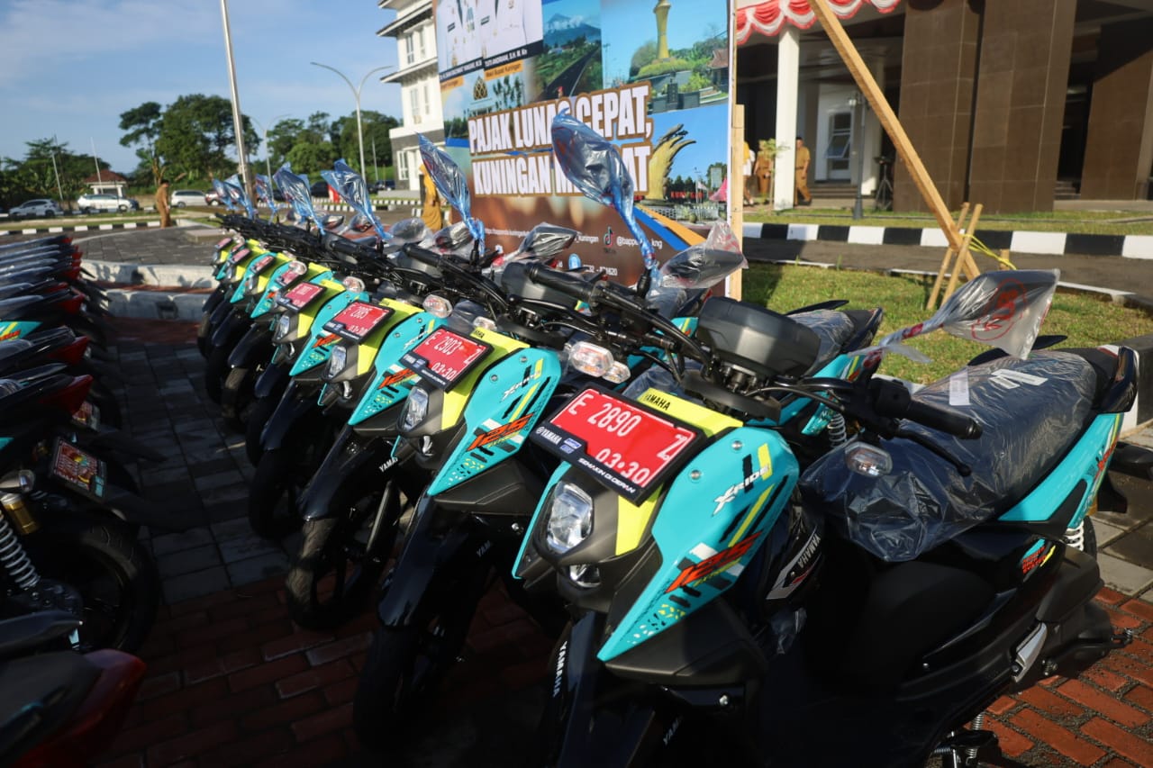Apresiasi Kinerja Bappenda, Bupati Kuningan Bagikan 25 Motor Buat Desa Berprestasi PBB